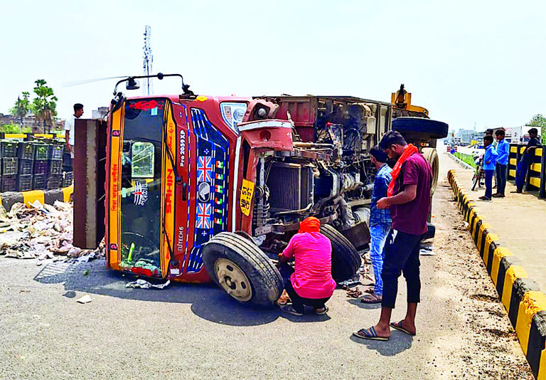 गया : GT रोड पर टायर फटने से पलटा आम से भरा ट्रक, केबिन में फंसकर ड्राइवर की दर्दनाक मौत