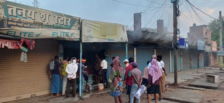 Banka, जिला परिषद मार्केट की किराना दुकान में लगी भीषण आग, लाखों की संपत्ति राख
