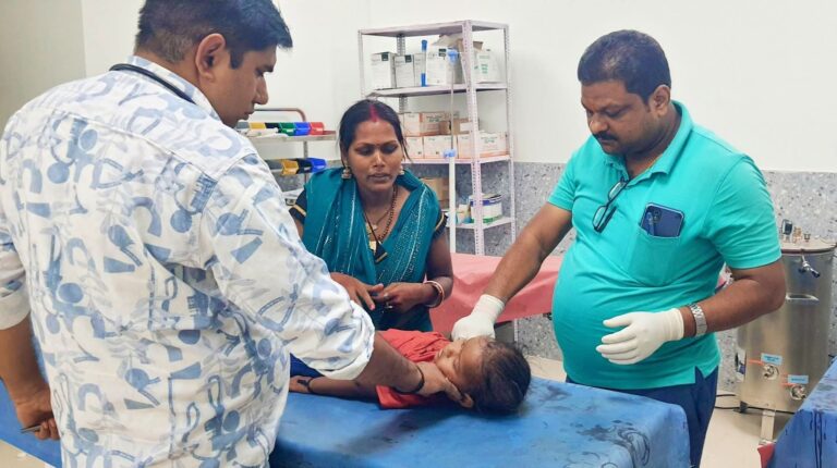 Banka, मासूम तेज बुखार से तपकर बेहोश, भर्ती