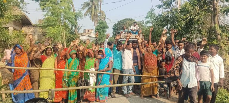Purnia, आंधी में तार गिरे तो 11 दिन से नहीं आयी बिजली, लोगों का फूटा गुस्सा, जाम व नारेबाजी