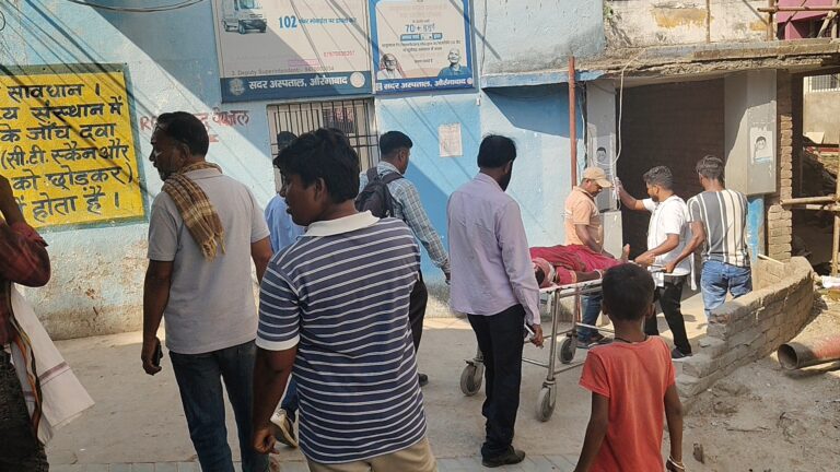 औरंगाबाद के कुटुंबा थाना मोड़ पर दो बाइकों की टक्कर, एक ही बाइक पर सवार पांच घायल