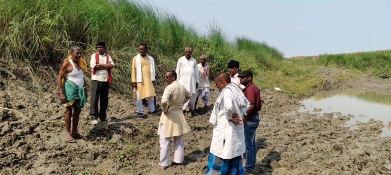 पैंकात स्लुइस गेट निर्माण में बरती जा रही अनियमितता, किसानों की बढ़ी चिंता