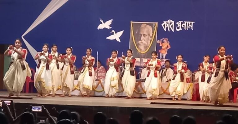 PURNIA : जदि तोर डाक शुने केउ ना आसे, तबे एकला चलो रे… के मधुर स्वर से गूंज उठी दुर्गाबाड़ी