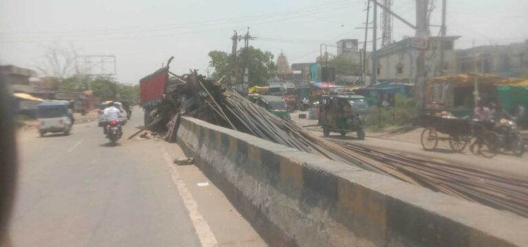 अनियंत्रित सरिया लदा ट्रक डिवाइडर से टकराया, चालक घायल