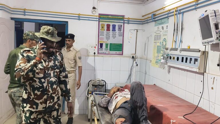 मलयपुर थाना के समीप अनियंत्रित ऑटो ने दो बाइक सवार को मारी टक्कर, दो घायल