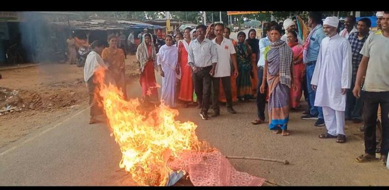महिला का घर तोड़ा, मंत्री व पूर्व मंत्री का फूंका पुतला