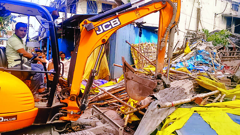 Gopalganj News : न्यायमूर्ति की सख्ती के बाद मुख्तारखाने के अवैध कब्जे पर चला प्रशासन का बुलडोजर