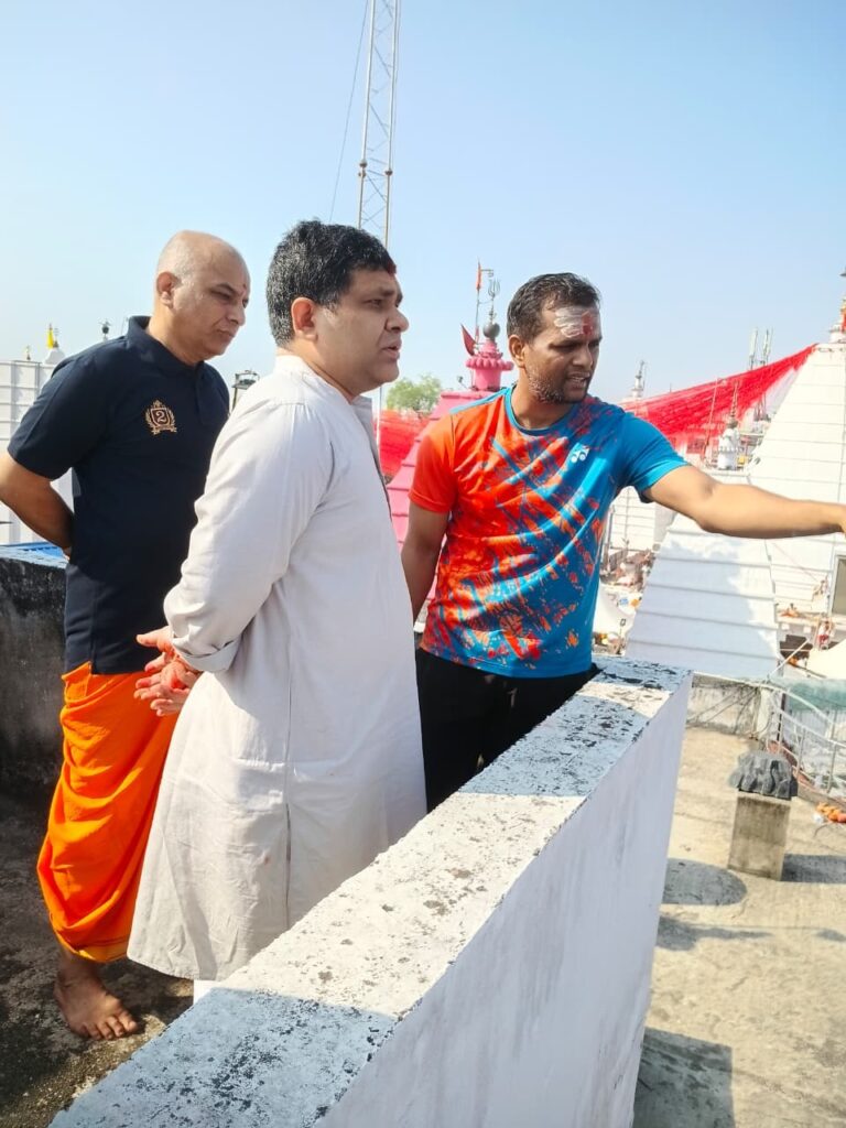 Deoghar news : श्रद्धालुओं की सुविधा और सुरक्षा सर्वोच्च प्राथमिकता, भीड़ नियंत्रण की व्यवस्था बनायें मजबूत : डीसी