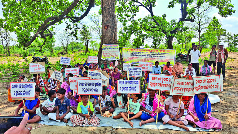 Sambalpur News:  127 दिनों से मांगों को लेकर धरना पर बैठी हैं अनुगूल के गोपीवल्लभपुर गांव की महिलाएं