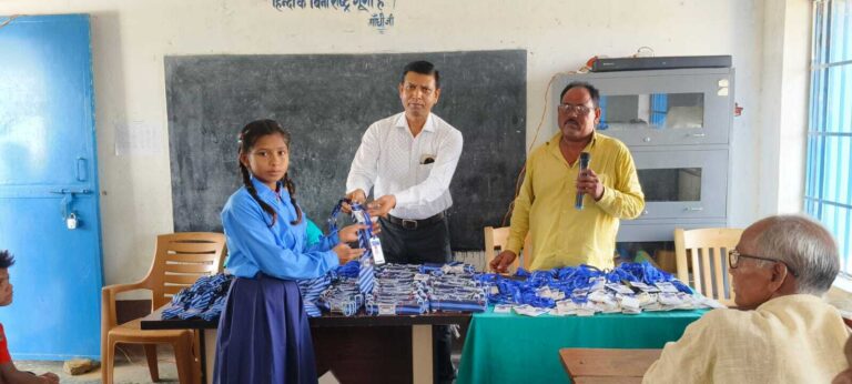 सरकारी विद्यालय में अनोखी पहल, प्रधानाध्यापक ने निजी खर्च से बांटे टाई-बेल्ट
