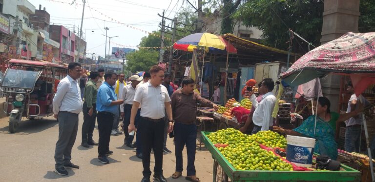 दर्जनों दुकानदारों पर वसूला जुर्माना, ठेला दुकानदारों में मची अफरातफरी
