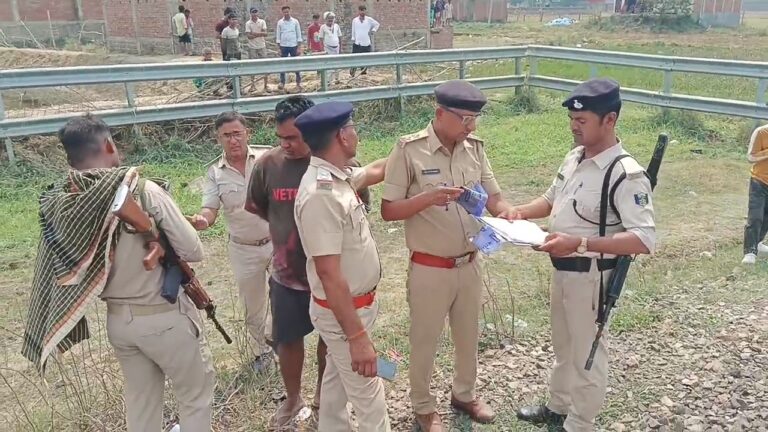 मानवता शर्मसार : रेलवे ट्रैक से शव ले जाने को नहीं मिला स्ट्रेचर, बांस के सहारे ले गयी पुलिस