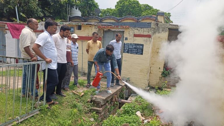 स्वास्थ्यकर्मियों को बताये गये आग से निबटने के उपाय