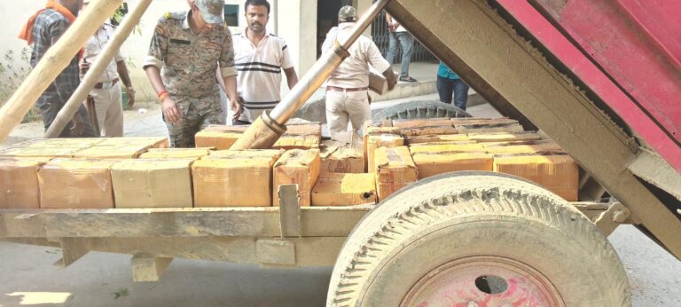 Aurangabad News : ट्रैक्टर ट्रॉली के गुप्त तहखाने से 233.5 लीटर शराब बरामद