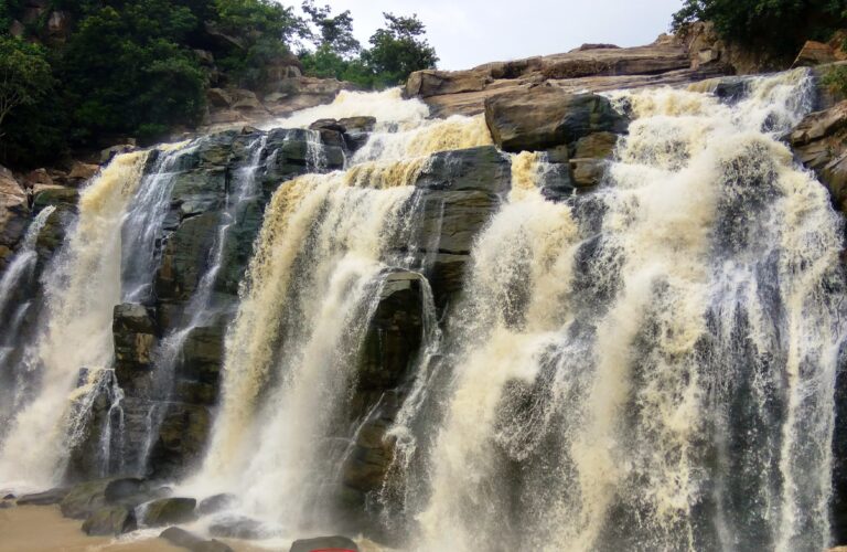 लगातार बारिश से निखरी जोन्हा फॉल की छटा
