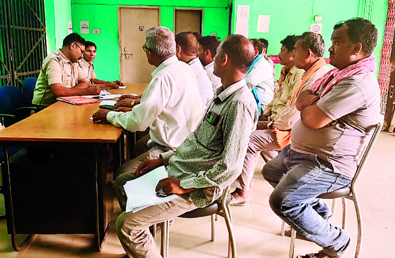 Gopalganj News : लाइसेंसधारियों की बैठक में हर्ष फायरिंग पर कार्रवाई की चेतावनी
