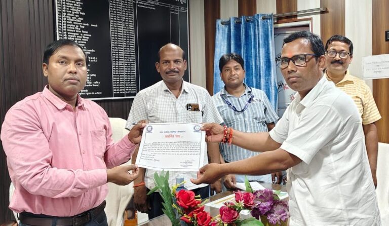Gopalganj News : बैकुंठपुर में उत्कृष्ट कार्य करने वाले 30 प्रगणकों को मिला प्रशस्ति पत्र
