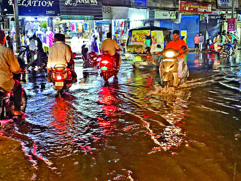 Rourkela News: दिनभर धूप ने किया परेशान, शााम में आंधी-पानी से कई इलाकों में जलजमाव, गिरे पेड़