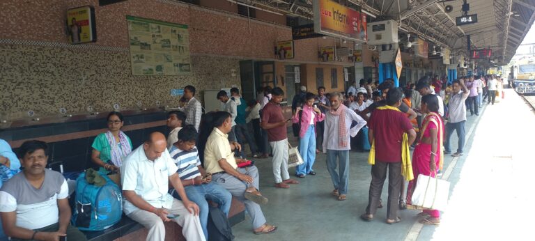 Deoghar News : मथुरापुर हॉल्ट में ब्लॉक से रेल परिचालन प्रभावित, दो जोड़ी ट्रेनें रहीं रद्द
