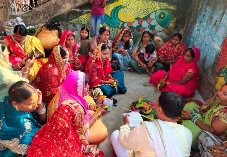 Munger, पति की दीर्घायु जीवन को लेकर सुहागिन महिलाओं ने की वट सावित्री पूजा