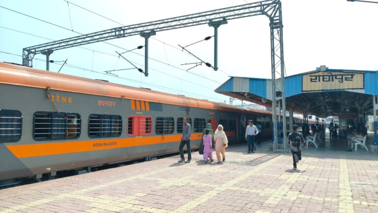 न्यू जलपाईगुड़ी से अमृतसर जाने वाली अमृत भारत एक्सप्रेस पहुंची राघोपुर रेलवे स्टेशन,  लोगों ने रेलवे प्रशासन के प्रति जताया आभार