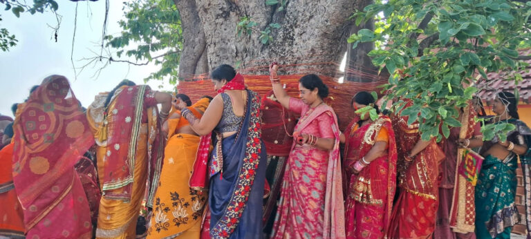 सुहागिनों ने वट-सावित्री की कथा सुनी, पति की दीर्घायु की कामना