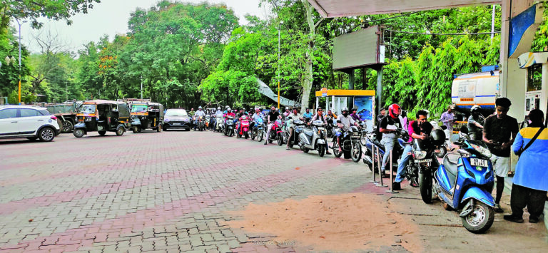 Rourkela News: पेट्रोल-डीजल संकट. वाहन चालक पेट्रोल पंप पर कड़ी धूप में घंटों कर रहे इंतजार