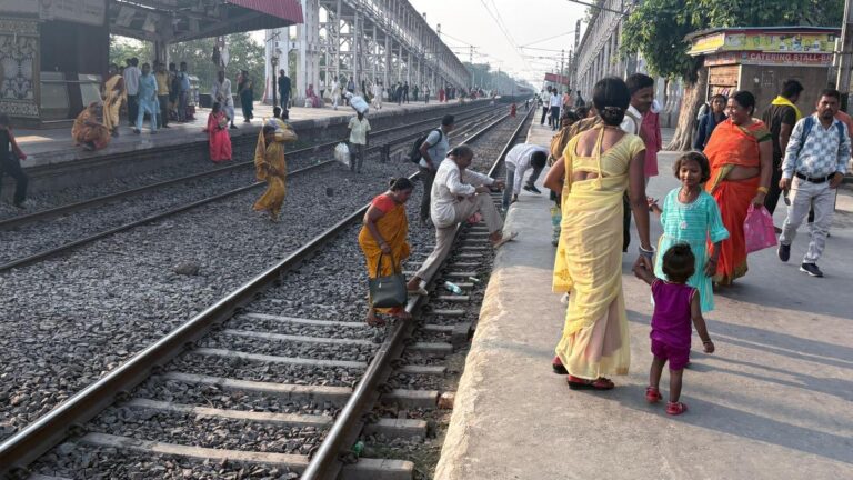 बख्तियारपुर रेल हादसे से भी सबक नहीं, बड़हिया स्टेशन पर जान जोखिम में डाल पटरी पार कर रहे यात्री