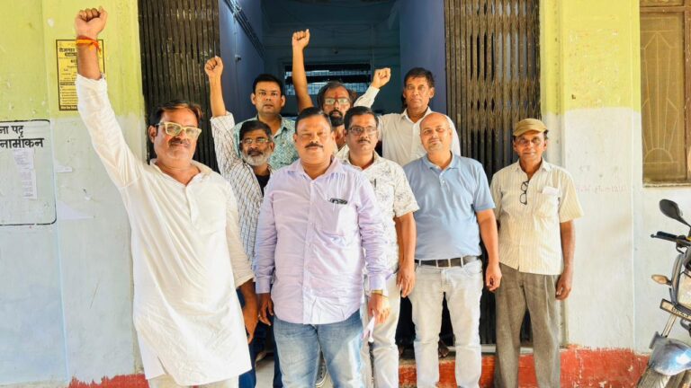 सामूहिक अवकाश को लेकर डीएस कॉलेज प्राचार्य व कुलसचिव पूर्णिया को सौंपा ज्ञापन