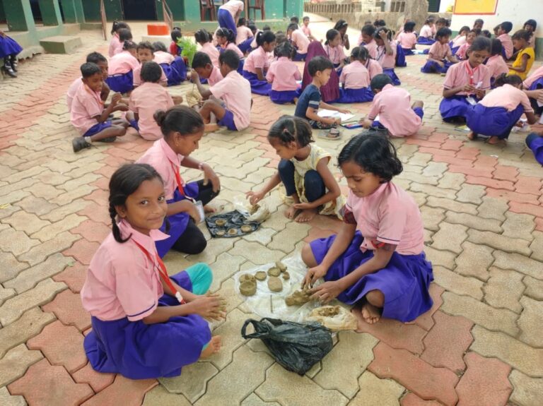 प्रावि के बच्चों ने समर कैंप में बनायी मिट्टी की कलाकृतियां