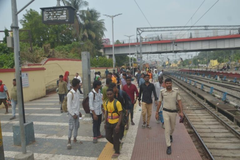 अंग एक्सप्रेस में जनरल कोच की भारी भीड़, तीन सौ से अधिक यात्री घर लौटे