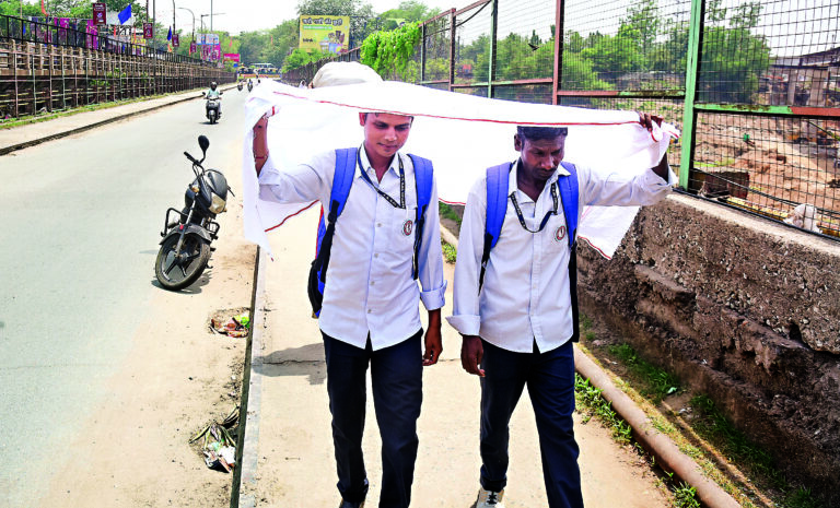 Jamshedpur News : तवे की तरह तप रही लौहनगरी, देखिये सड़कों का हाल