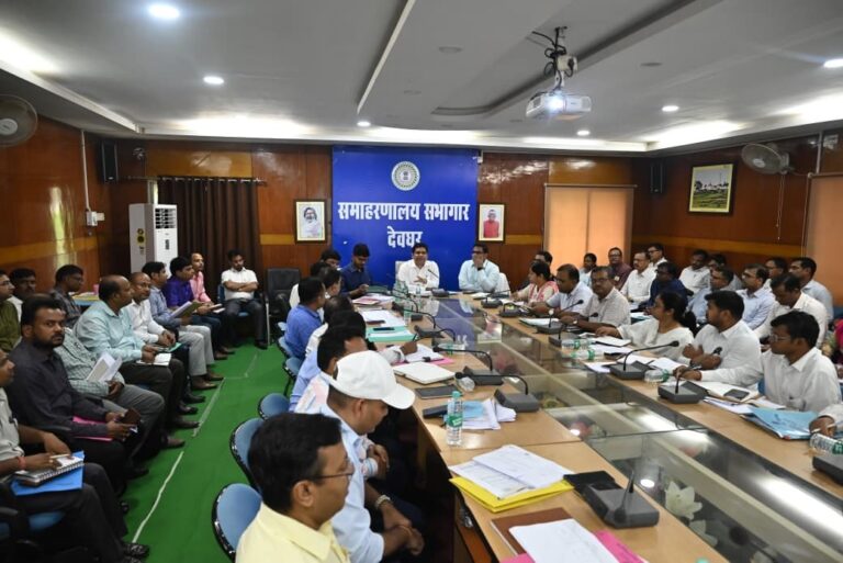 Deoghar News : कचरा प्रबंधन को लेकर बेहतर प्लान बनायें, लापरवाही बर्दाश्त नहीं : डीसी