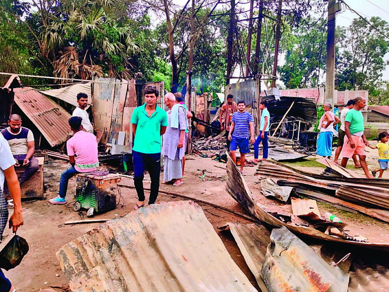 Bhagalpur news भीषण अग्निकांड में छह दुकानें जलकर राख, करोड़ों का नुकसान