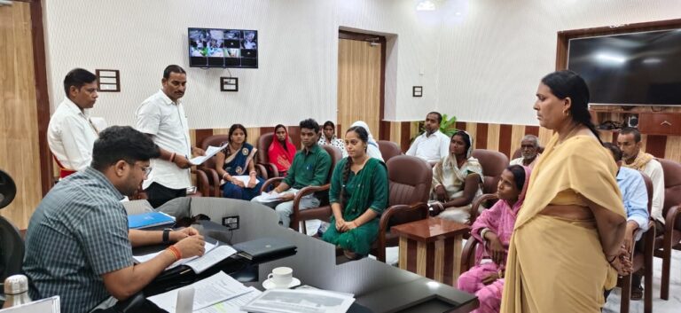 जन संवाद : आयुक्त ने 10 व जिलाधिकारी ने की 25 मामलों की सुनवाई
