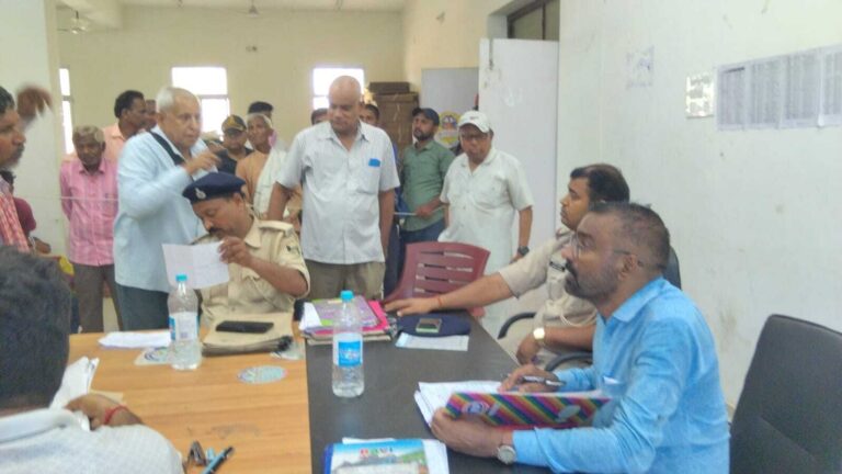 जनता दरबार में तीन मामले का हुआ ऑन द स्पॉट निष्पादन