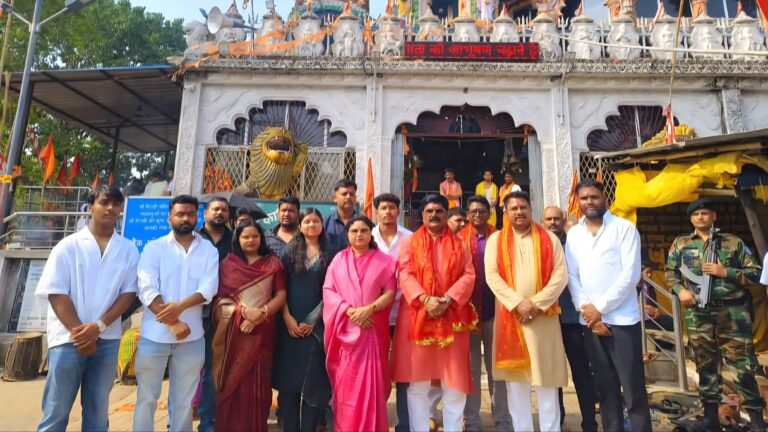 दिऊड़ी मंदिर पहुंचे मंत्री योगेंद्र प्रसाद व विधायक विकास मुंडा