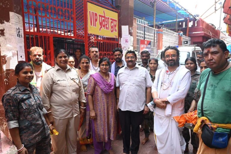 Deoghar News : बाबा मंदिर में बिहार के मंत्री लखेंद्र कुमार व आइजी ए विजयलक्ष्मी ने की पूजा