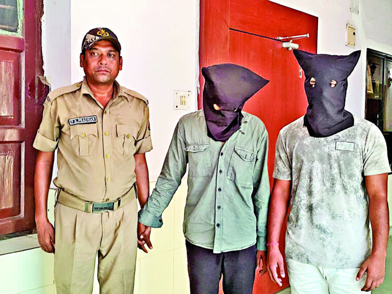 Rourkela News: एटीएम में गोंद लगा कार्ड फंसाने के बाद फर्जी हेल्पलाइन से करते थे ठगी, दो गिरफ्तार