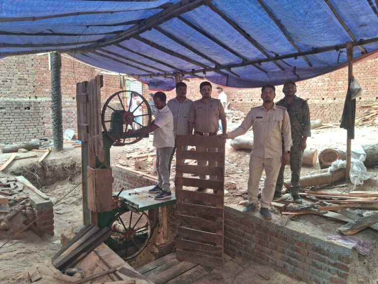 सारवां के मंझीलाडीह में अवैध आरा मिल को किया ध्वस्त