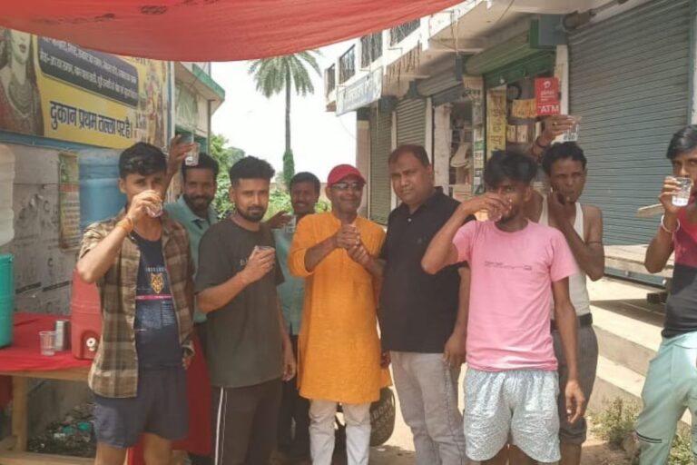 भीषण गर्मी में राहगीरों के लिए राहत बनी निशुल्क जल सेवा, टावर चौक पर दुकानदारों ने शुरू की पहल