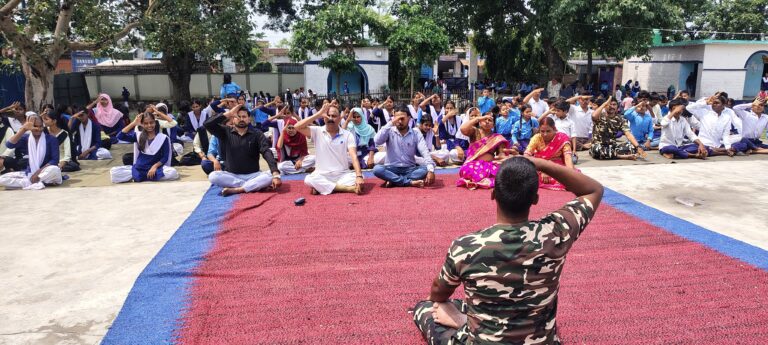 योग कर स्वस्थ जीवन का दिया संदेश