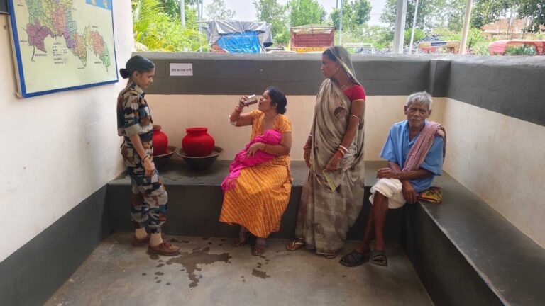 भीषण गर्मी में देवीपुर थाना में लगा प्याऊ