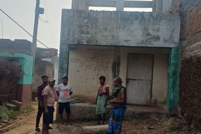 दो साल से खराब पड़ी जलमीनार, भीषण गर्मी में पानी के लिए तरस रहे महादलित टोले के लोग