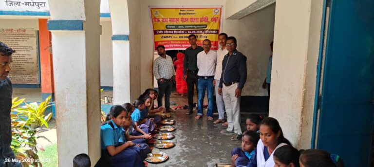 शिक्षिका के सौजन्य से विद्यालय में हुआ तिथि भोज, बच्चों में दिखा उत्साह
