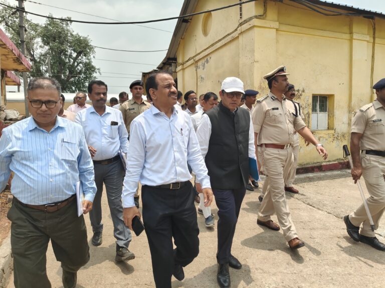 दक्षिण-पूर्व रेलवे के महाप्रबंधक ने किया घाटशिला, टाटानगर और चक्रधरपुर का दौरा, कहा