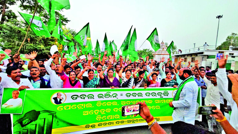 Sambalpur News: तेल की कीमतों में बढ़ोतरी से लोगों का जीना हुआ दुश्वार : बीजद