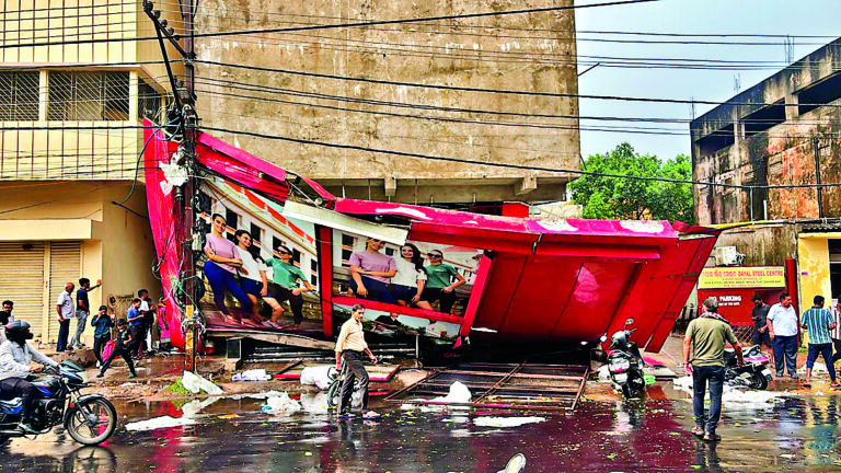 Rourkela News: सेक्टर और उदितनगर में पेड़ गिरने से सड़क हुई अवरुद्ध, मुख्य मार्ग में दुकान का होर्डिंग टूटा