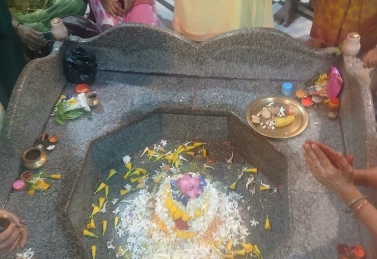 बाबा बूढ़ानाथ मंदिर में सरकारी पूजा के बाद खुले पट, दर्शन के लिए उमड़ी भीड़