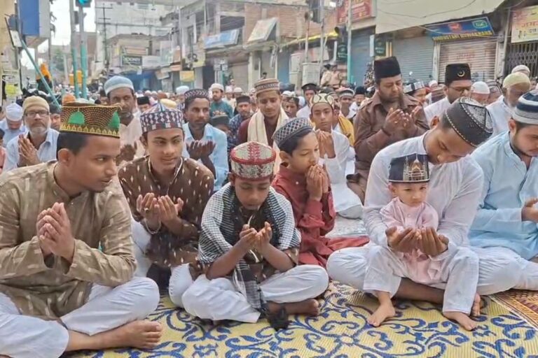 भागलपुर में भाईचारे के साथ मनायी जा रही बकरीद, मस्जिदों व ईदगाहों में उमड़ी नमाजियों की भीड़